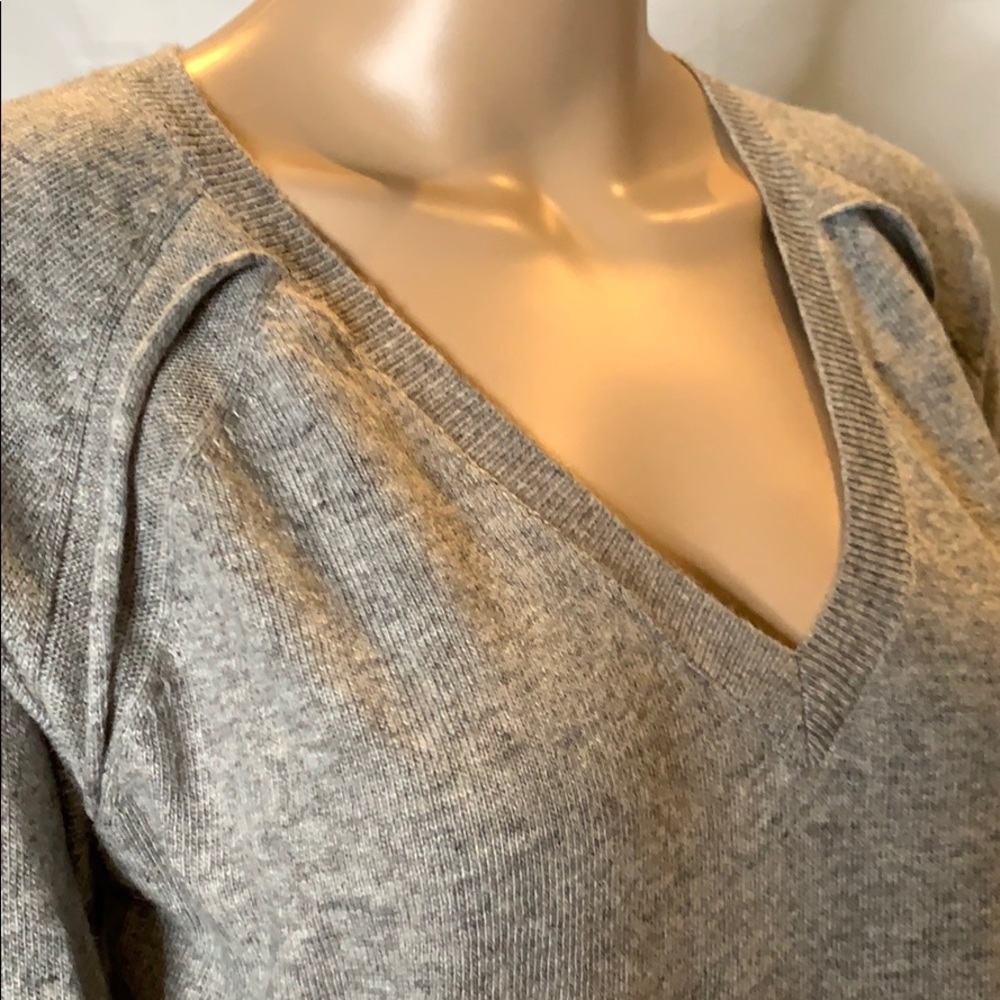 ❤️NWT JOHN + JENN VNECK SWEATER - Picture 4 of 10